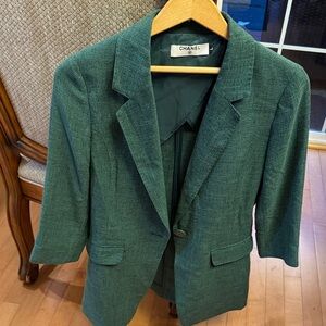CHANEL Elegant Forest Green Jacket
Great Condition. Size L (fits sizes M or S)